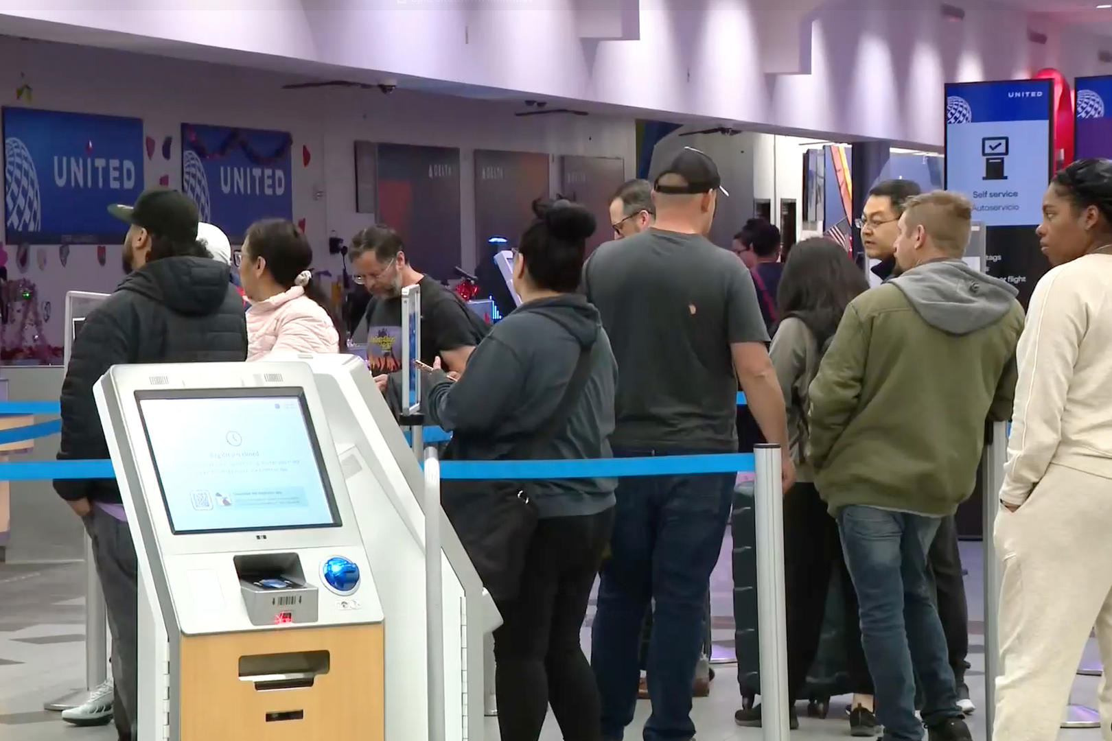 【#美国一城市突然被关闭空域#，官方称应对无人机入侵，知情人士：用激光武器打下个