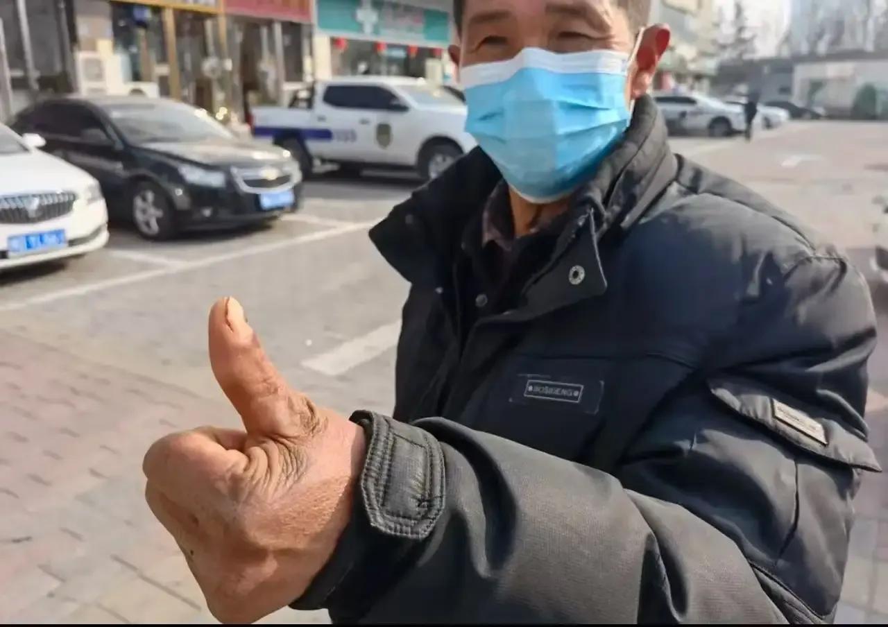 这事儿简直让人细思极恐！有医生为了拿回扣，竟然骗病人花10万买昂贵的吻合器，结果