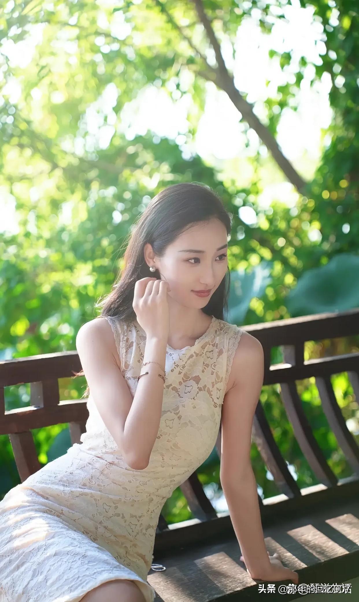 夏日午后，静坐公园长椅，享受宁静时光。