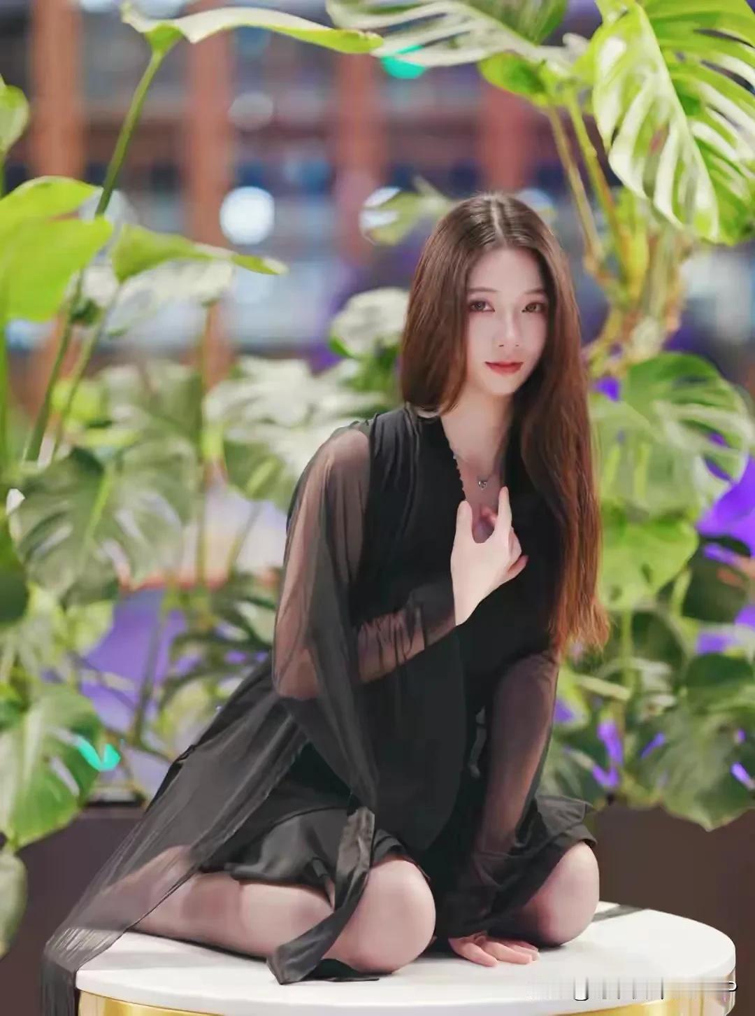 轻纱薄衣，素手扶桌。