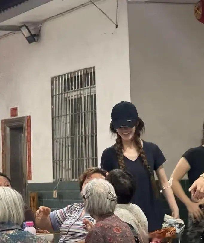 赵露思给奶奶过寿，素颜好像邻家小妹妹 