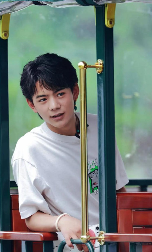 草原诗意被丁真唱活了 花开天下演唱会的舞台上，丁真用藏语和普通话交织的吟唱，把草