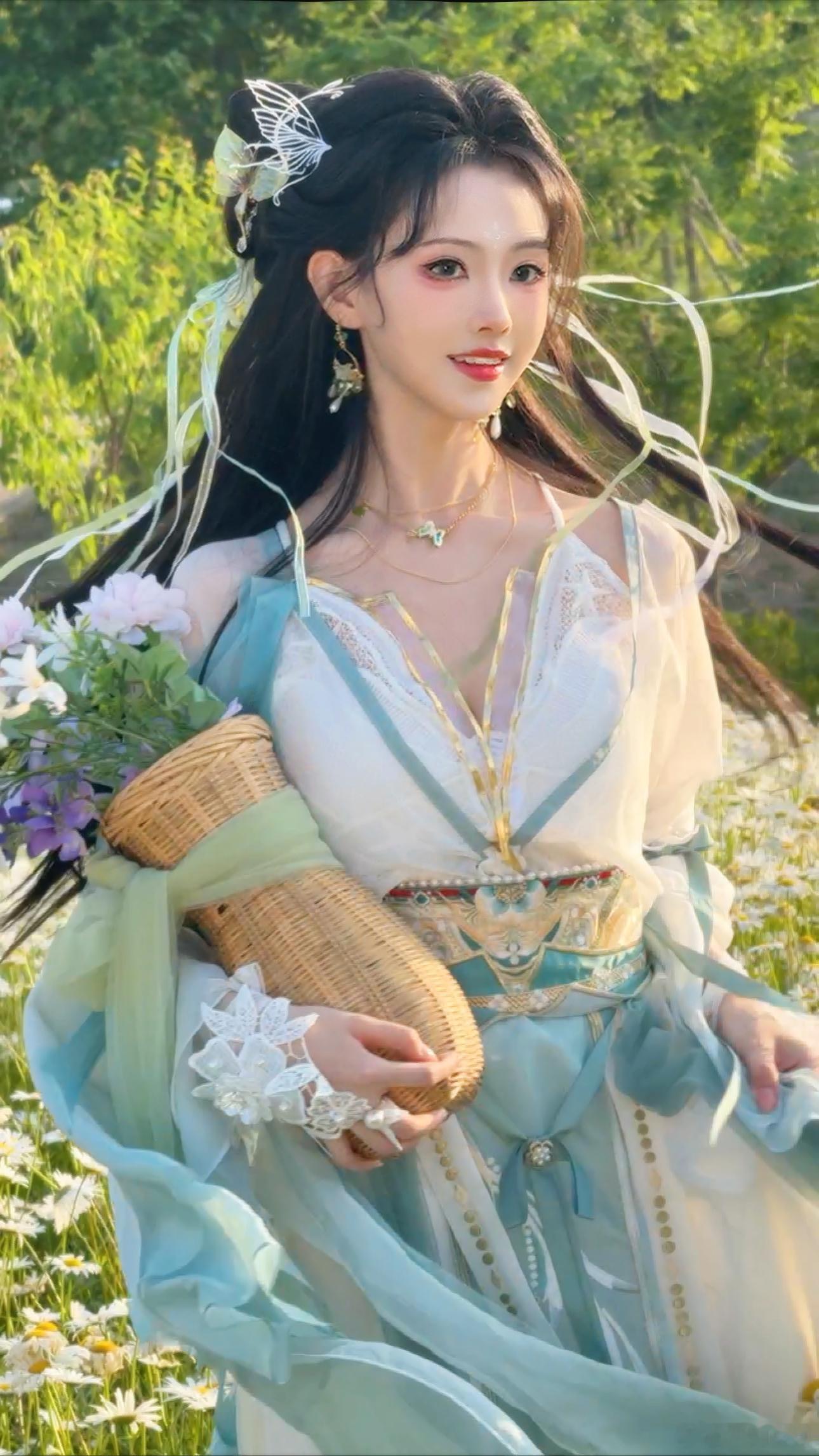 #碧瑶[超话]#  今天和宝贝碧瑶一起过，遂分享花絮我宝永远灿若骄阳，凌厉如光[