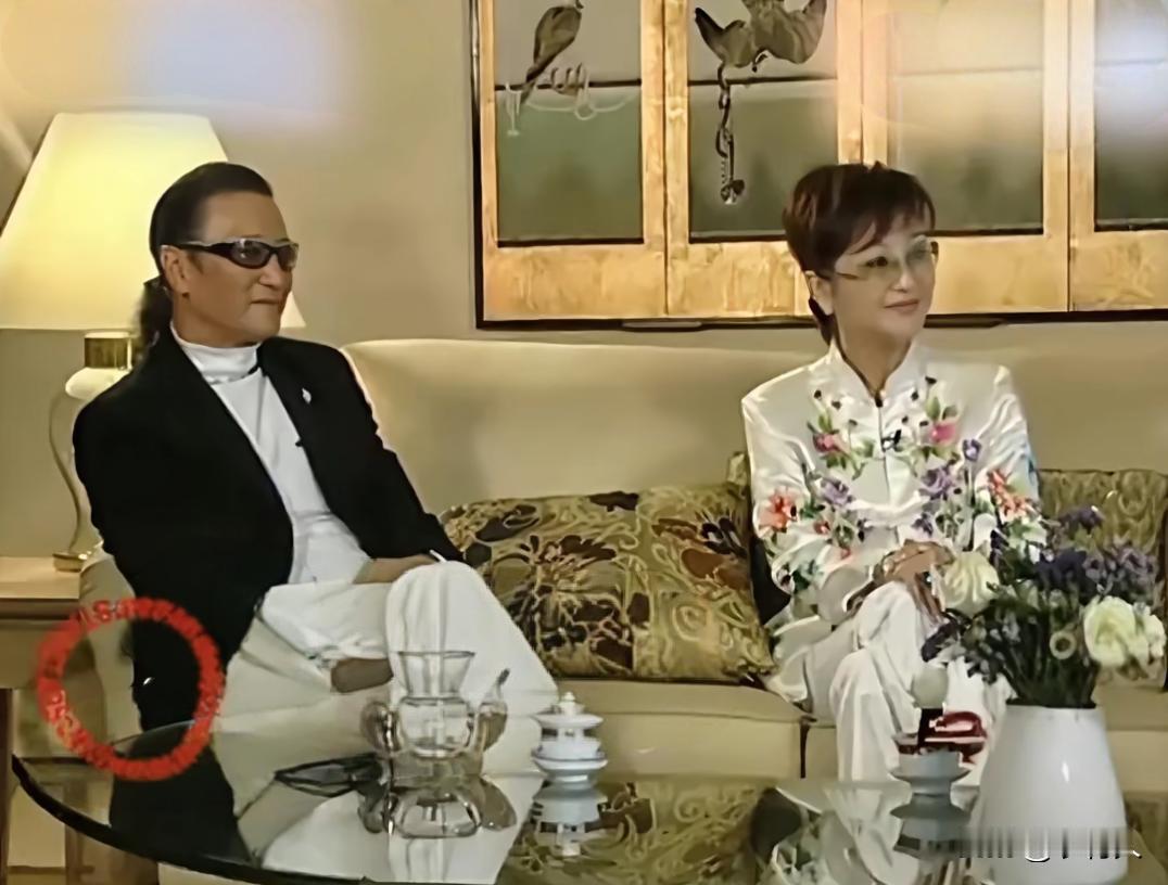 2002年，谢霆锋顶包案风波之后，已经离婚的谢贤与狄波拉。难的坐在一起共同接受媒
