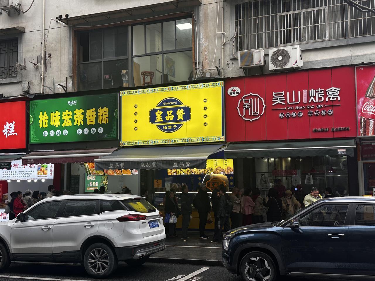 跟着爷爷奶奶买吃的总是不会错的，这家烤鸡店我吃了10年了。性价比高而且味道好，差