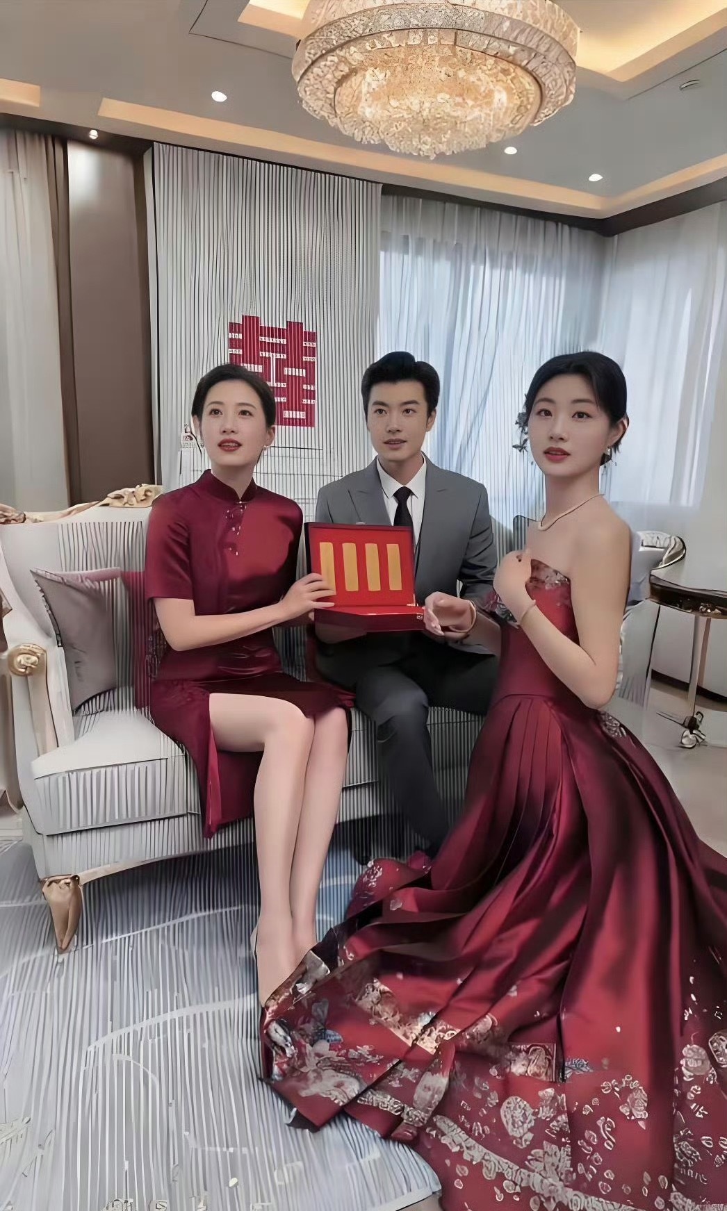 婚礼现场，婆婆看上去比儿媳还有排面…… 