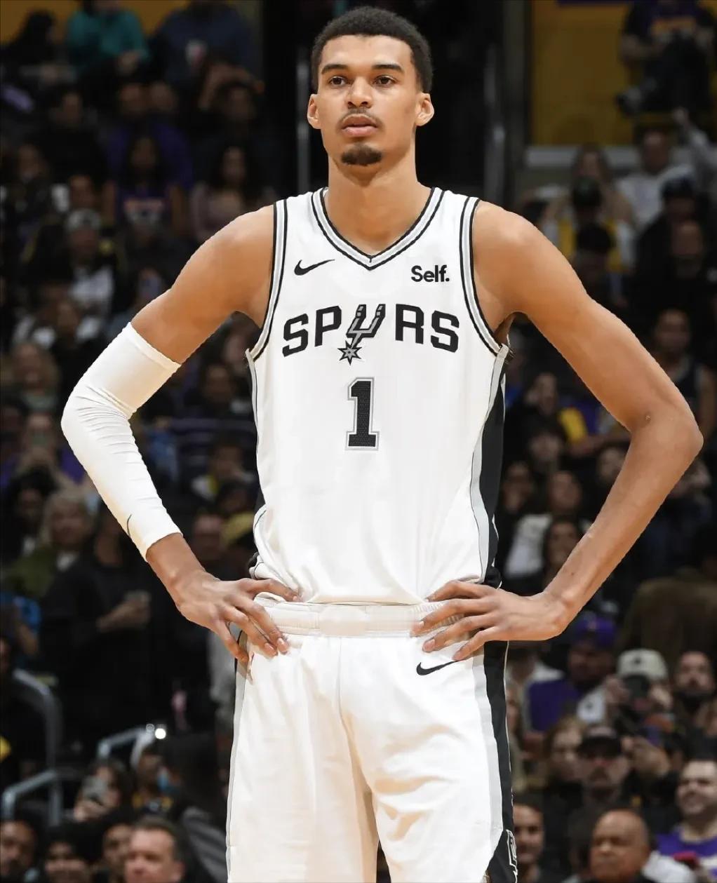 谁能想到，如今NBA球迷热议的焦点，早已从“联盟谁能限制文班亚马”，变成“篮球之