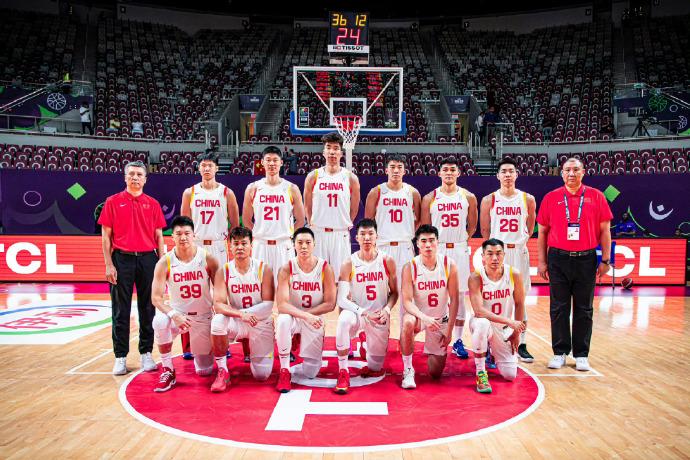 三分投的真准！中国男篮半场53-43领先沙特男篮10分！

整个上半场，中国男篮