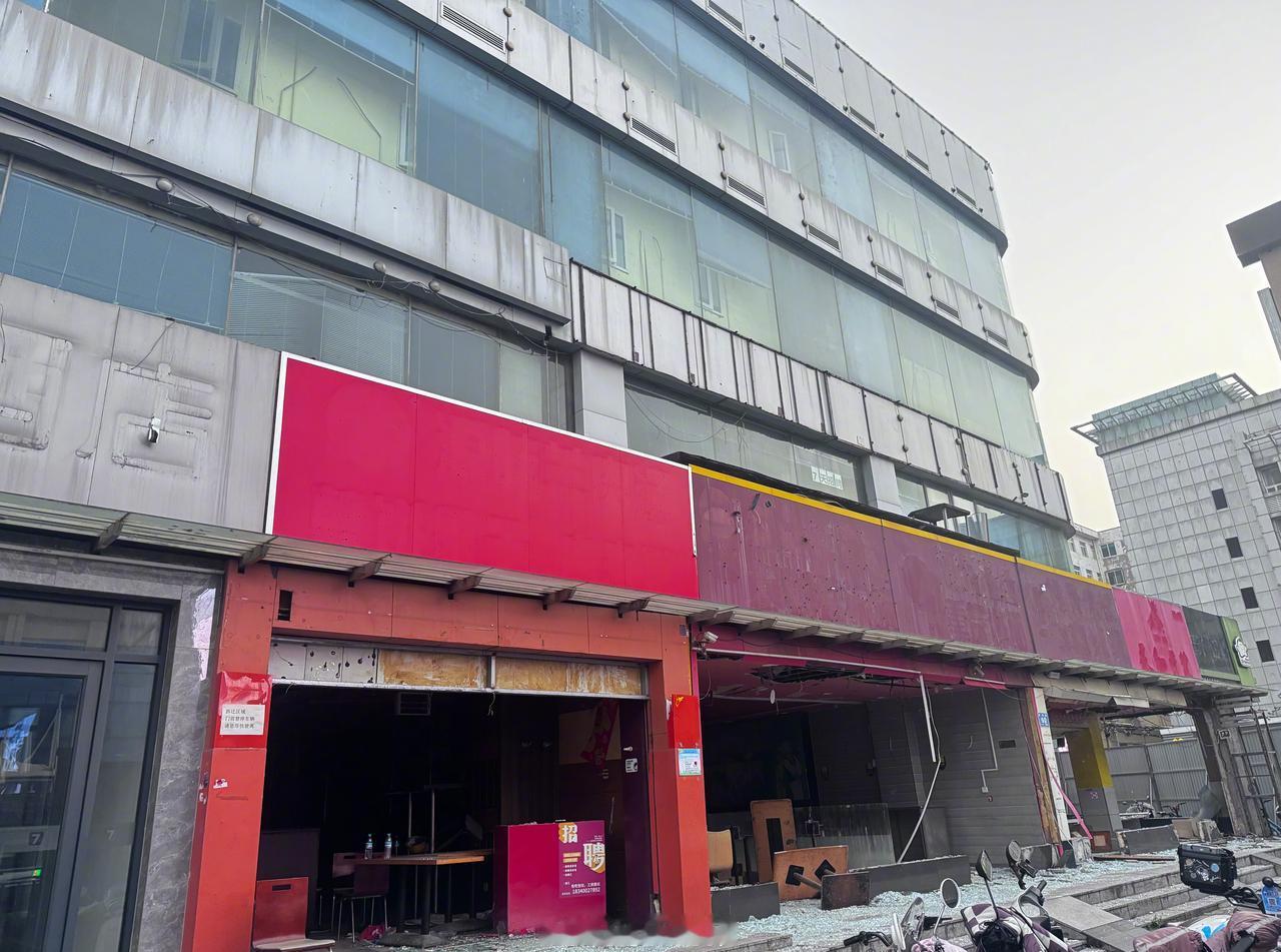 【济南天龙大厦开始拆了 】济南天龙大厦沿街商铺开始拆除 作为济南火车站南场站综合