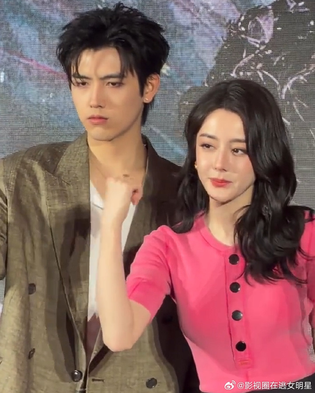 迪丽热巴陈飞宇跳了复仇摇迪丽热巴陈飞宇跳复仇摇迪丽热巴、陈飞宇《白日提灯》现场跳