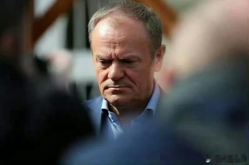 波兰总理说，欧洲目前所面临最重大的问题是，美国是否真的忠于北约条约。 