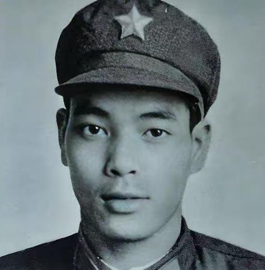 1979年，一个步兵用缴获的高炮，给自己的团当了回炮兵，团长在望远镜里看到这一幕