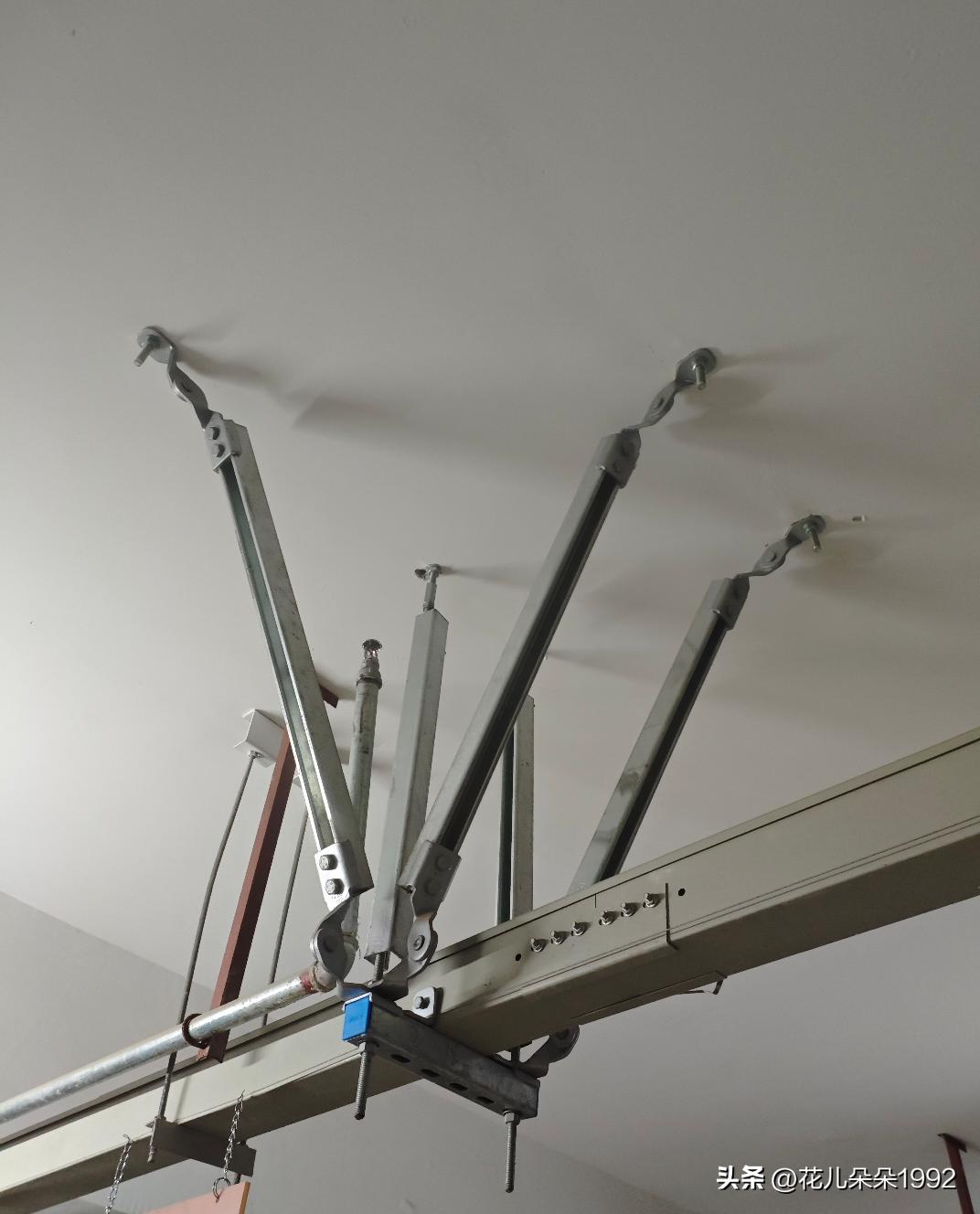 地下车库电线桥架，这个结构是干嘛用的？
其他的位置都是两个螺杆就可以架起来，只有