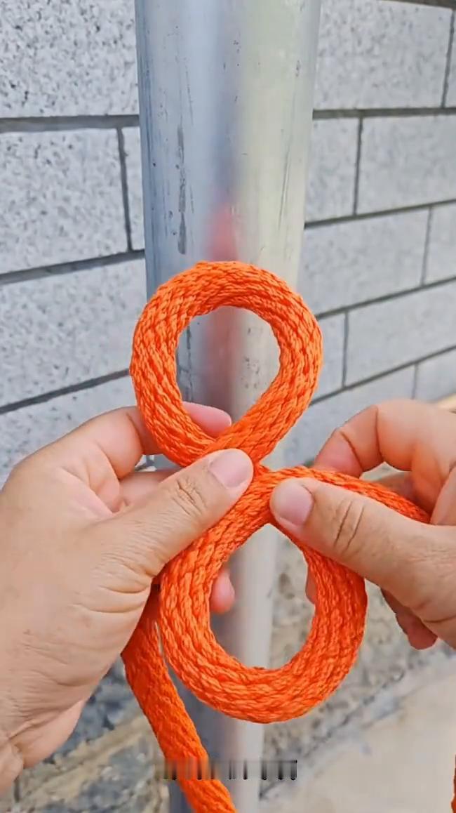 锁桩固定。
绳子向右反个圈，再向左反个圈，将两个圈重叠，短绳绕过铁桩后穿进绳圈里