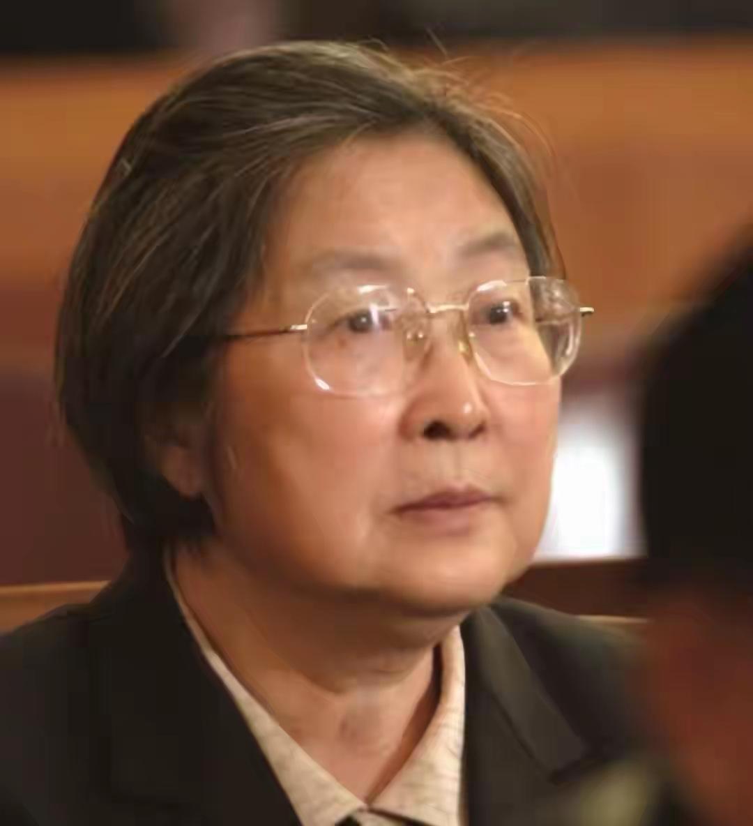 时隔五年清算毛主席遗产，李敏一句回答，道尽顶级家风
 
谁能想到，一代伟人离世多