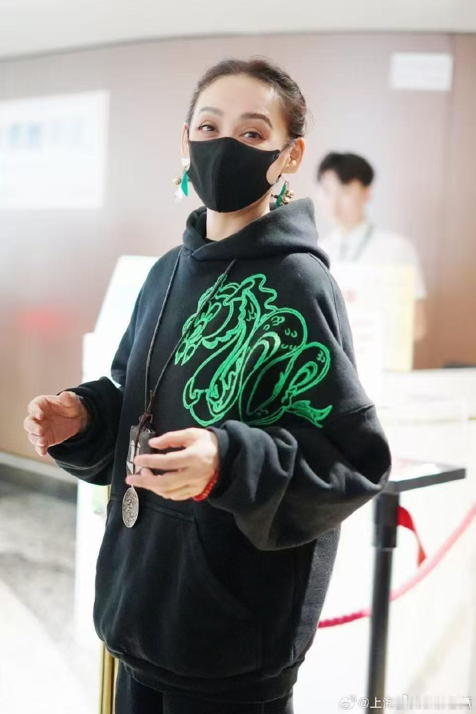 宁静录制一路繁花2被帅哥表白 从穿着到口号，粉丝的接机准备都充满了地域特色和心意