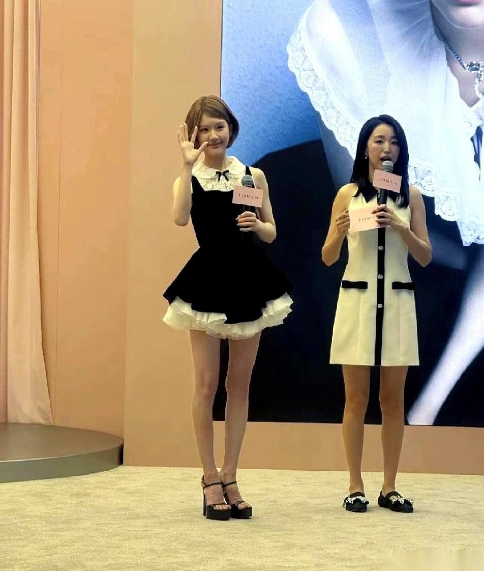 红毯镁光灯炸开，镜头直直怼上赵露思，她脚下的高跟鞋，鞋跟细得像两根针。青筋，像地