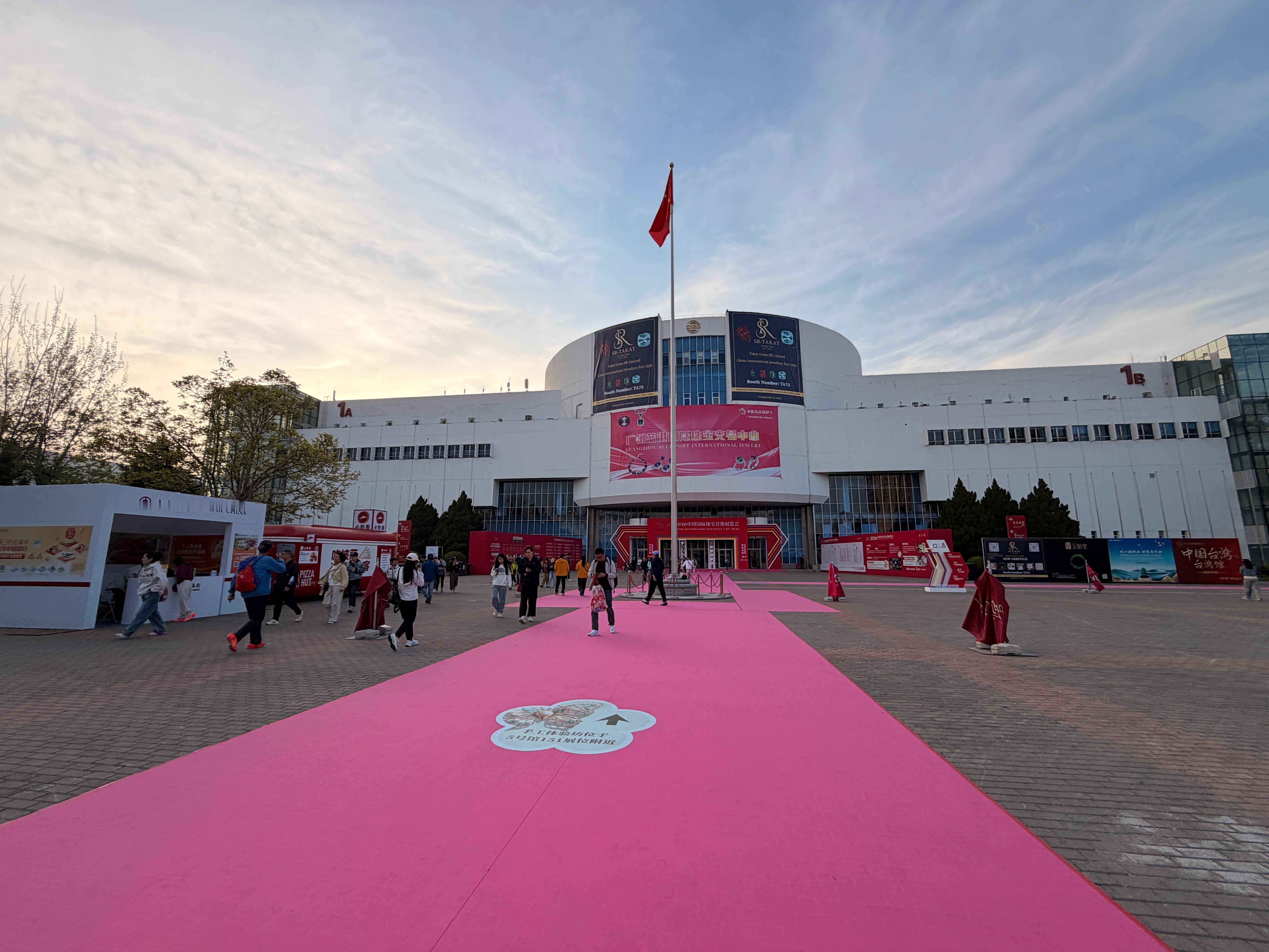 刚领完明天北京半程马拉松的物资。这次官方指定用车竟然是小米YU7，排面呀。 北京