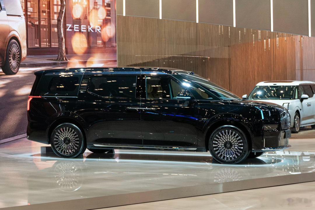 昨天中午路过极氪展台时候，发现围了一大堆人拿着手机等着拍，看来是有明星的样子。问