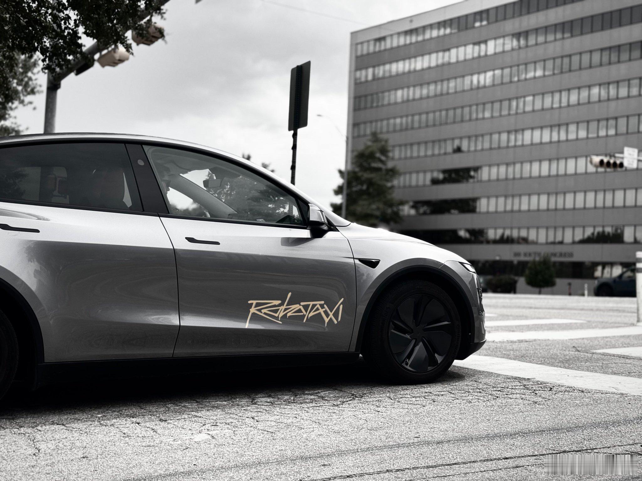 已经一堆特斯拉车主贴上了Robotaxi的贴纸 真好看！特斯拉焕新model y