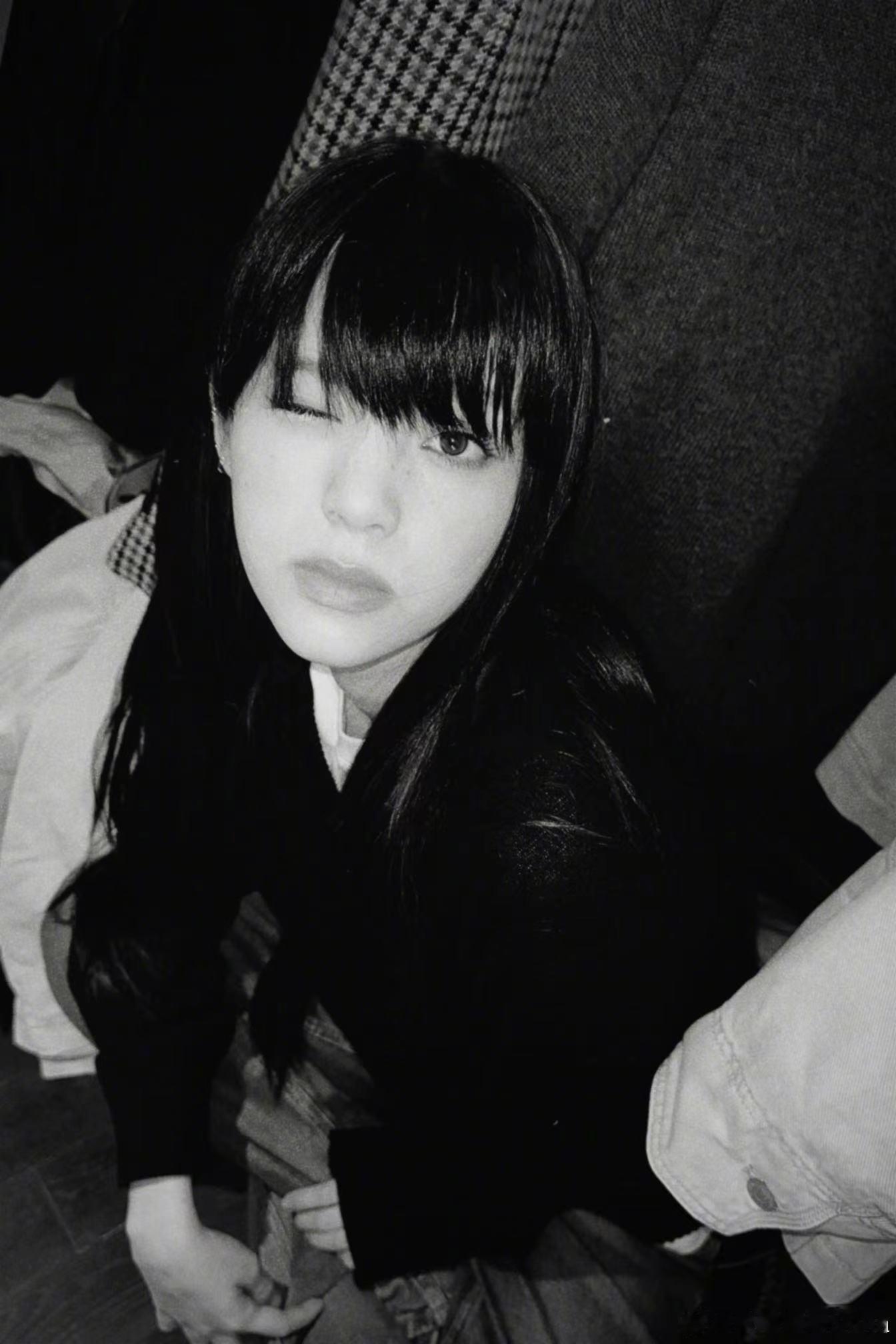 #欧阳娜娜甜酷辣妹##欧阳娜娜黑白滤镜自拍# 欧阳娜娜发博分享黑白滤镜自拍，甜酷