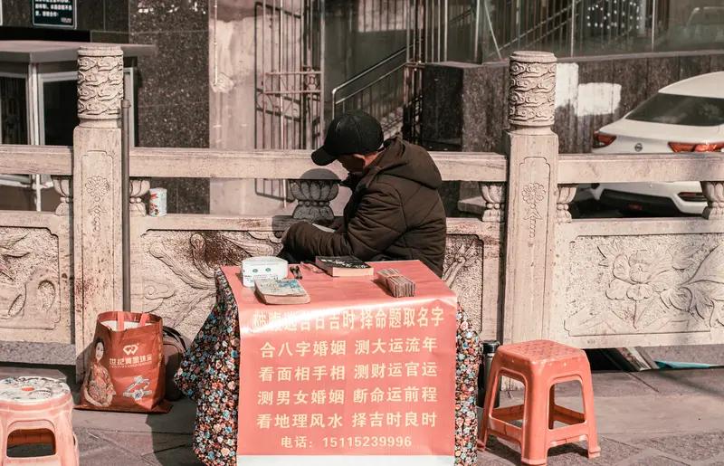 河南郑州刘大爷的事儿，真让人唏嘘。儿子结婚前夕，就因为算命说属马找西南方向婚姻不