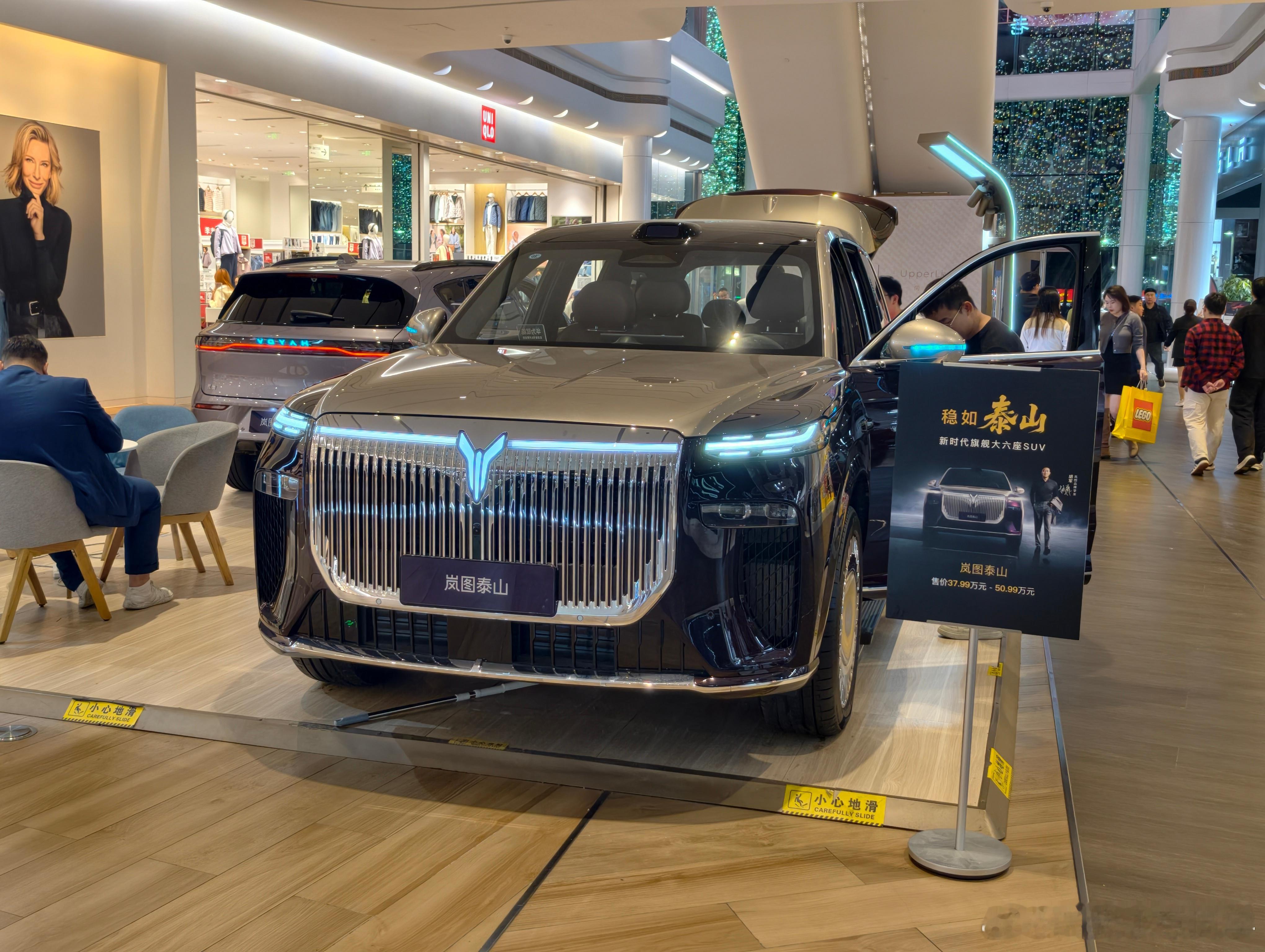 逛商场看到一辆岚图泰山，坐进去一看没想到居然是乾崑ADS 4+鸿蒙座舱5.0！华
