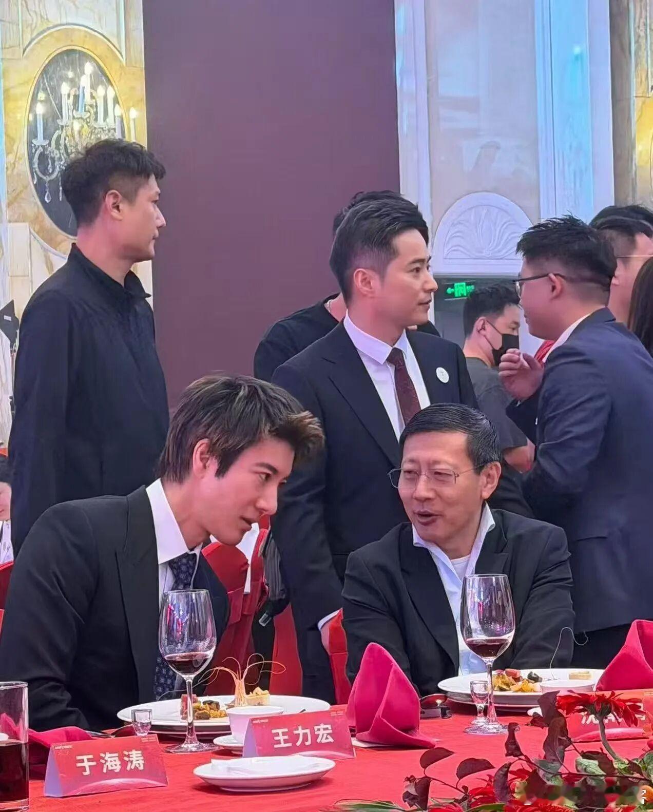 王力宏坐主桌王力宏，为什么坐在宇树科技答谢宴主桌呢？ 