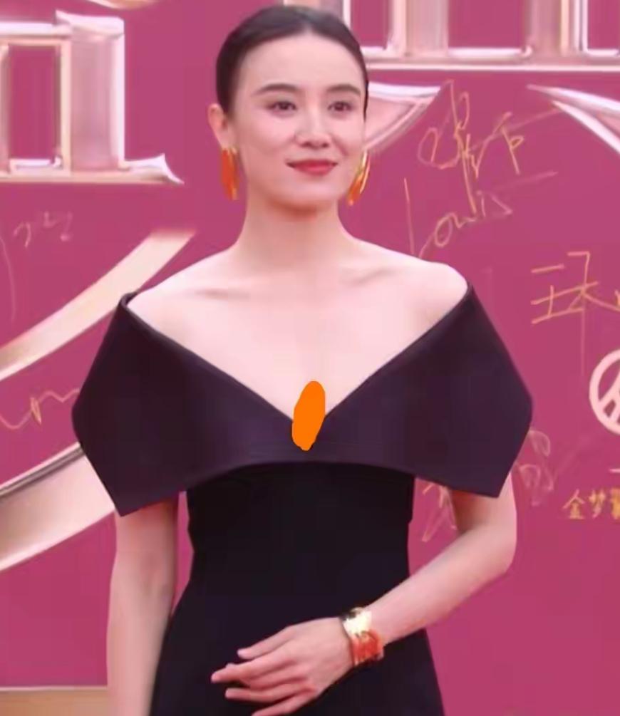 这一夜 穿深V的宋佳，全裹出镜的高圆圆，输给了蓬头垢面的董明珠娱乐 明星