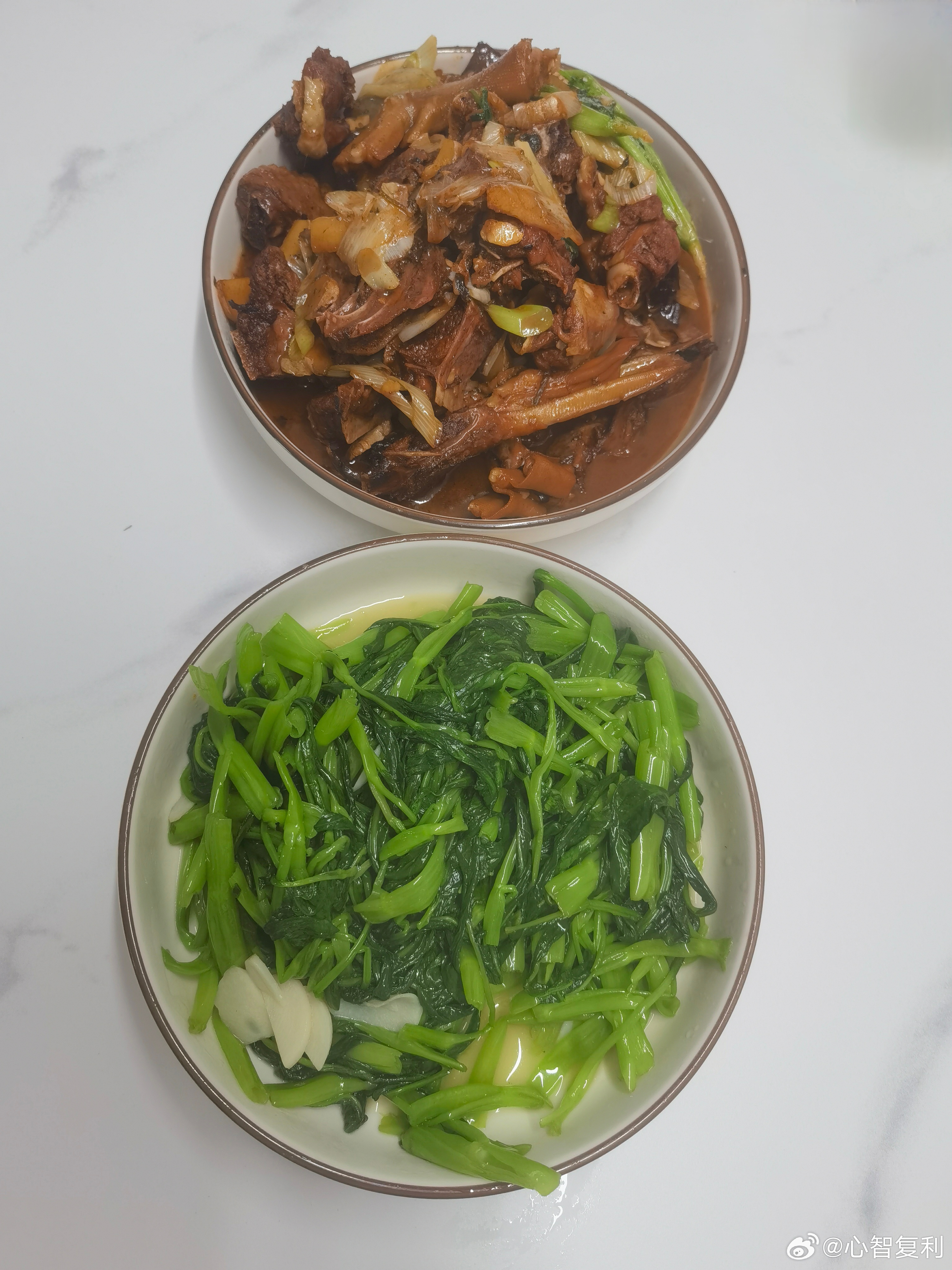 午餐：啤酒鸭+清炒空心菜！吃完后，就可以午睡了(´~｀)💤 