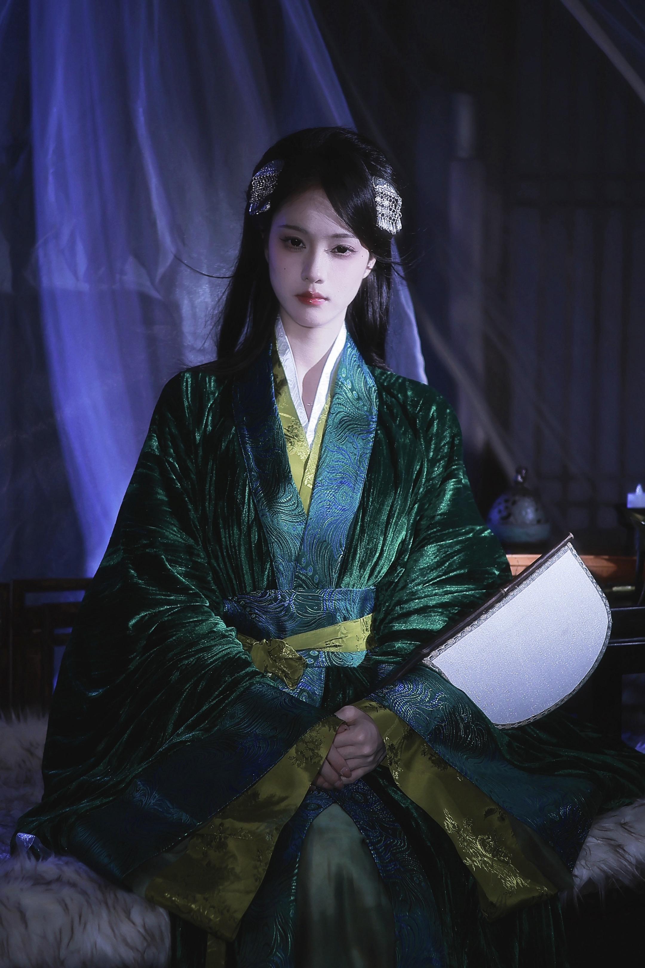 “梦里梦外都是我，对吗？”好喜欢这个非人感的调色！（手机调的嘻嘻😁）...