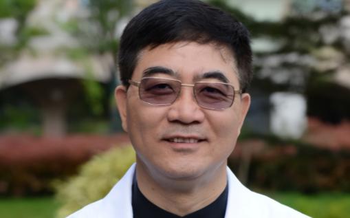 2016年，上海中山医院顶尖心内科主任葛均波，在为一位19岁的少女做心脏手术时，