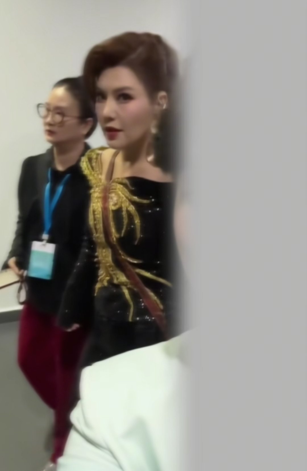 特别喜欢图图冷脸的时候，别有一番韵味