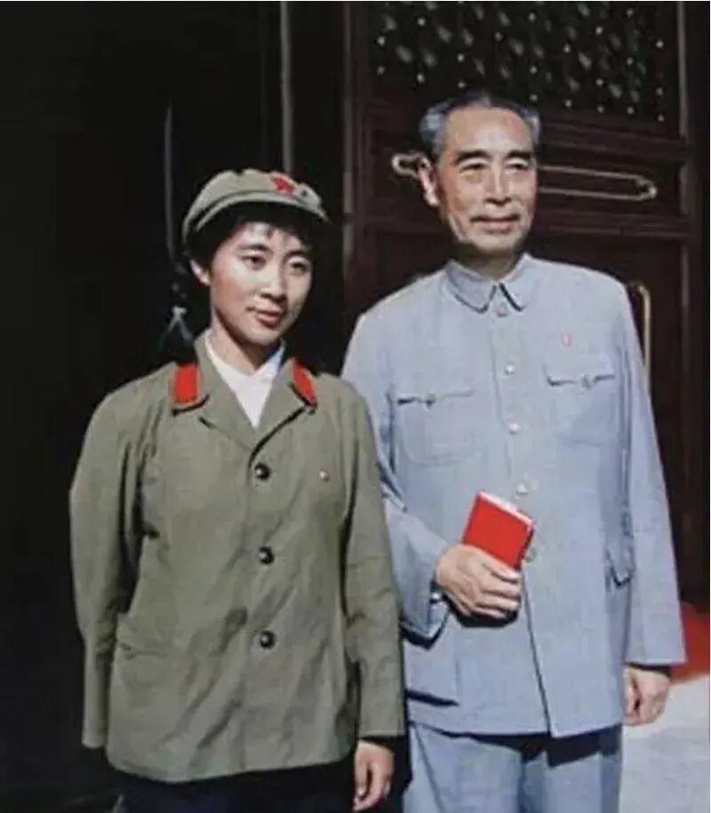 1966年10月1日国庆大典，林豆豆以《空军报》副总编辑的身份，作为空军代表登上