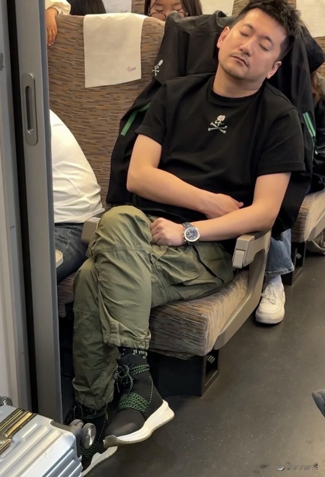 哇，这位老兄的鞋子真独特啊，应该很贵吧？