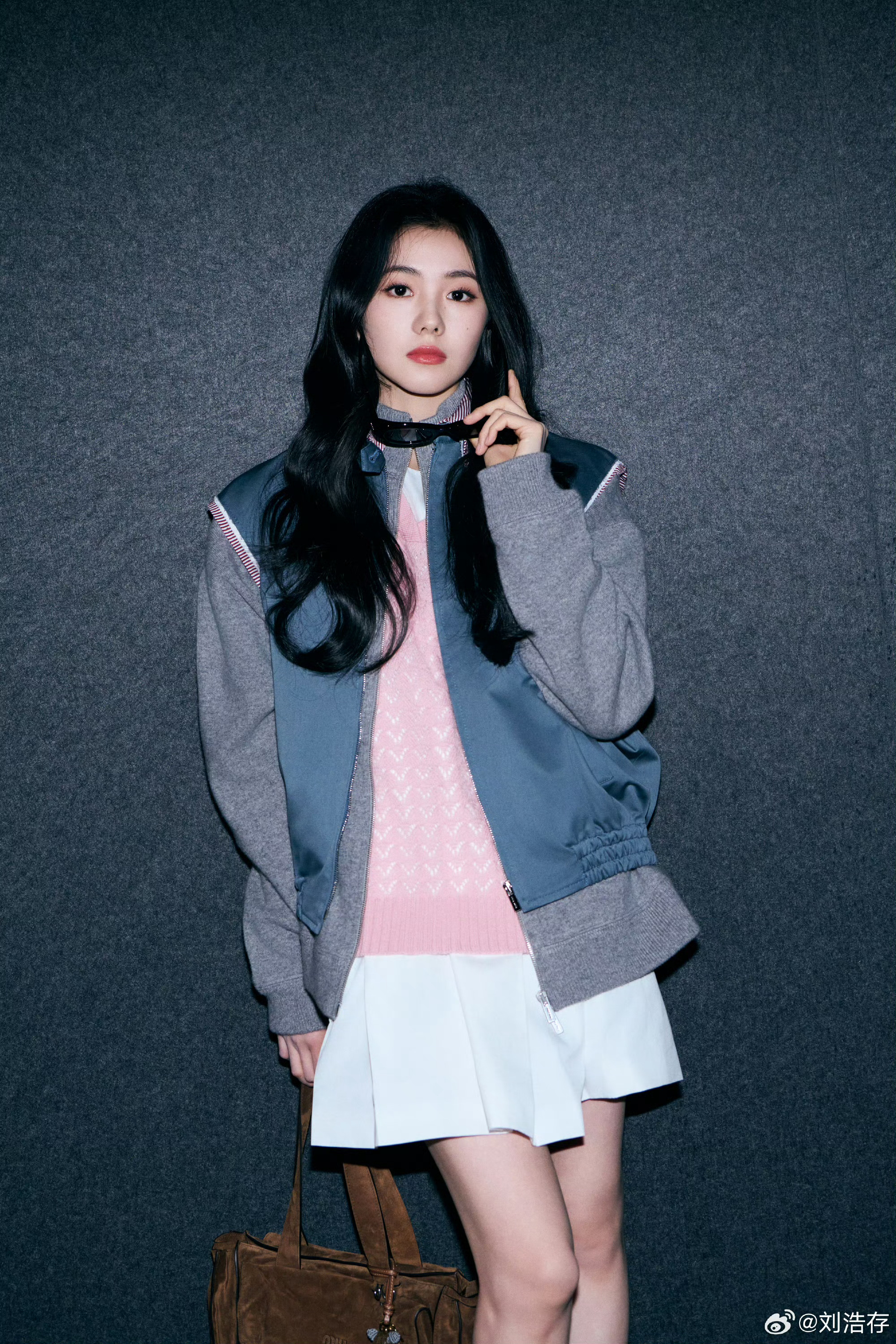 刘浩存甜酷大波浪刘浩存每一次出场都让人眼前一亮，甜酷大波浪造型简直A爆了