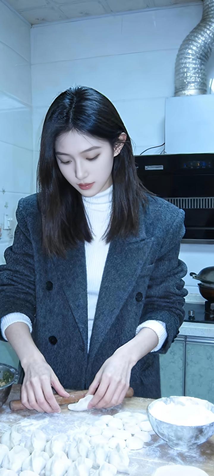 一人一句新年祝福想和你一起慢慢变老，看你眼角的皱纹，听你唠叨的日常，觉得这就是幸