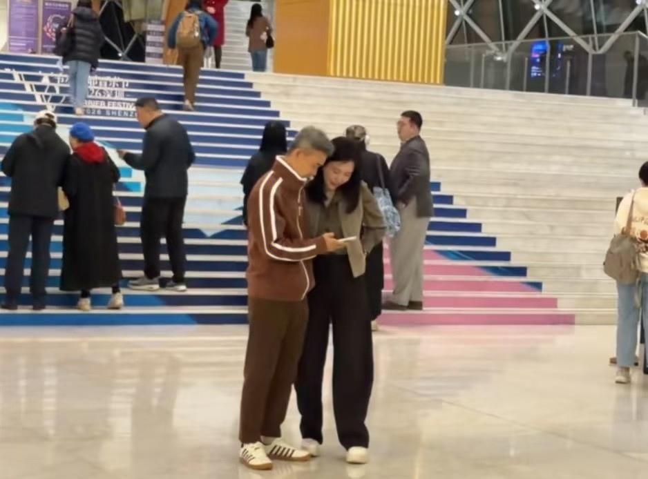 这两人状态真好，
太在乎外界的喧嚣与看法，
不解释，
不争辩，
安安静静的过好自