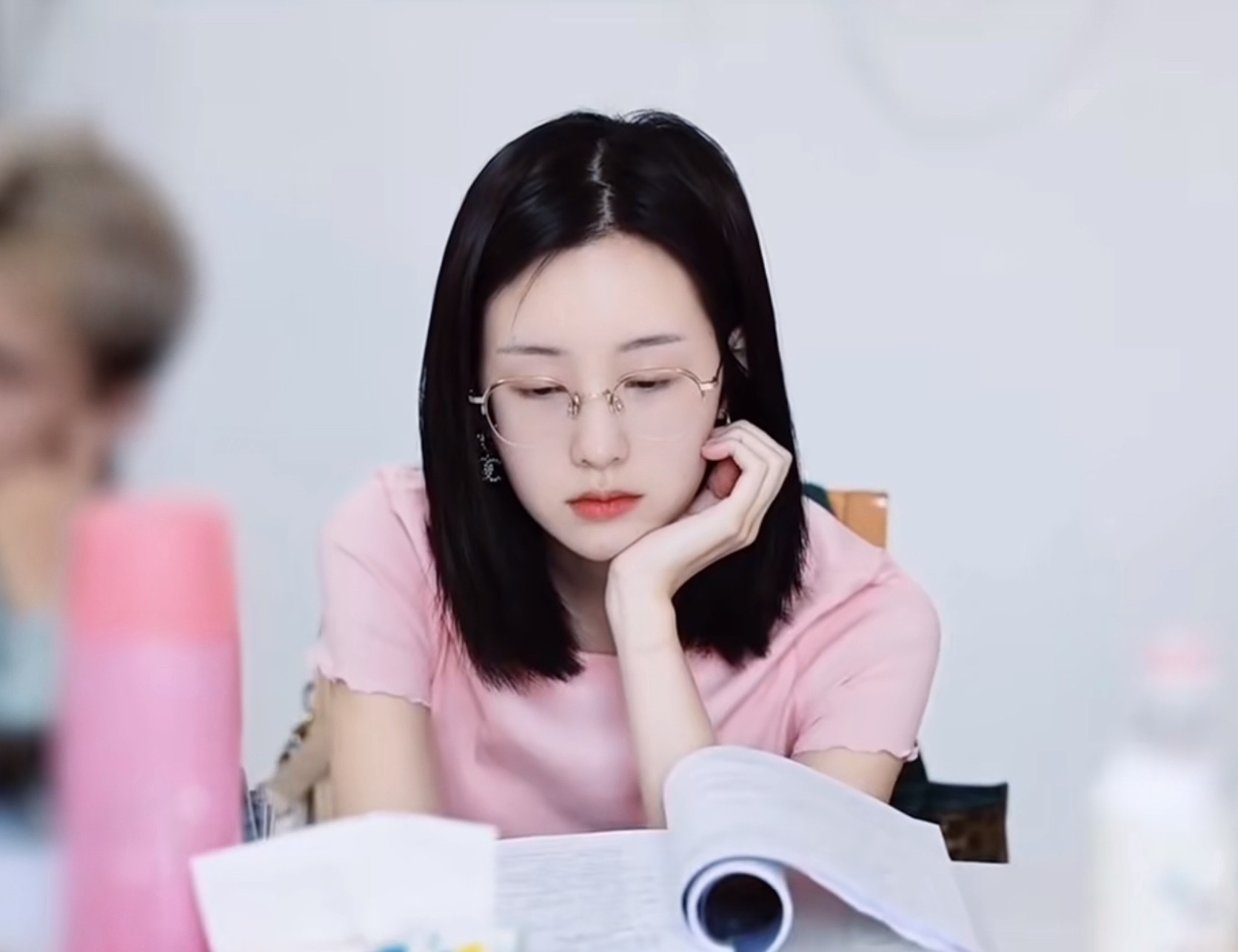 谁懂一些陈都灵戴眼镜…