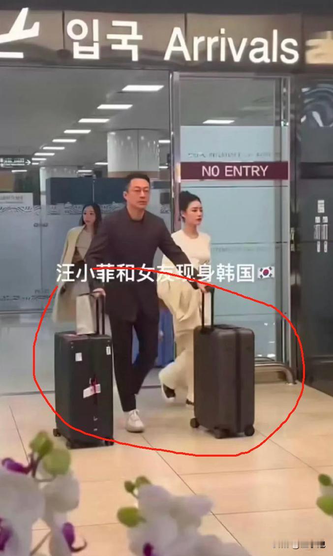 汪小菲宠妻，全网都能看出。不过他这算是绅士风度，还是一个受苦的命，走哪都得干苦力