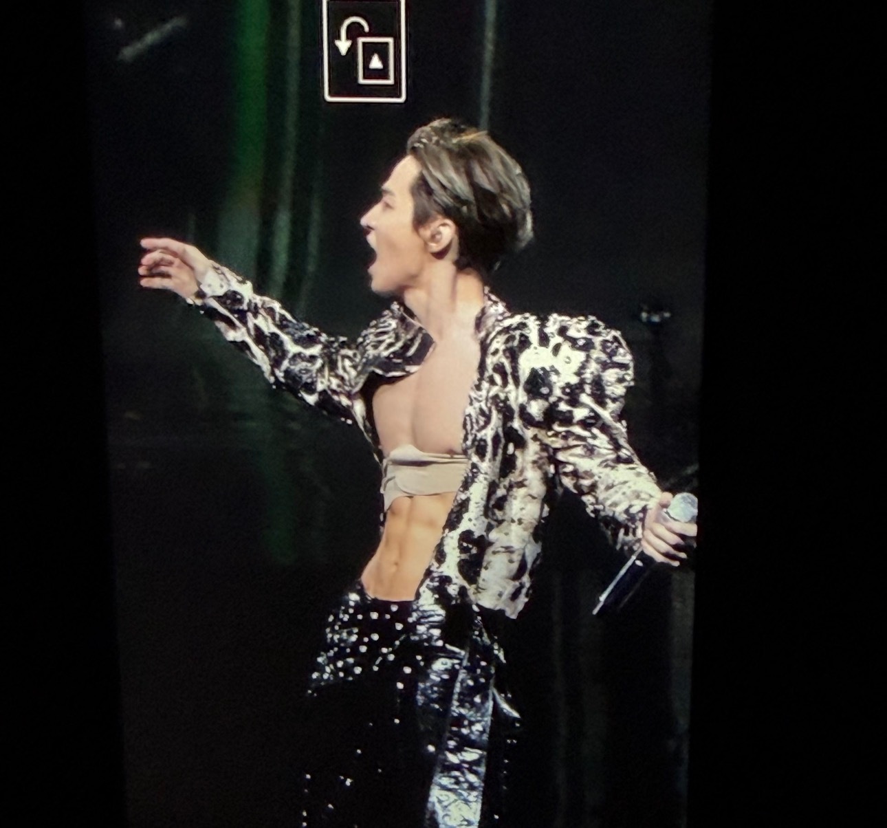刘宪华没签保咪协议 澳门演唱会这是可以免费看的吗？腹肌线条比他的小提琴高音还清晰