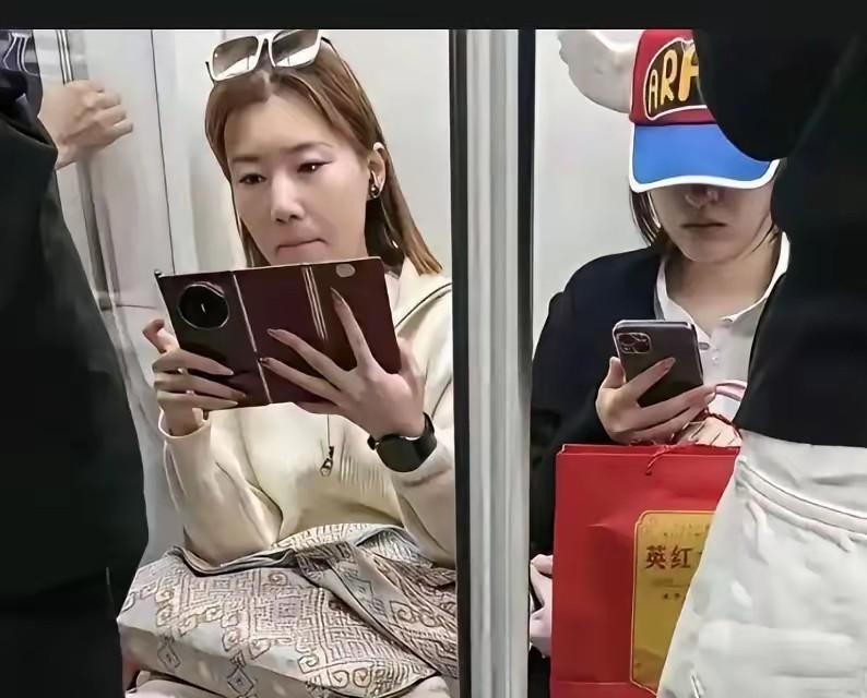 有没有钱，一眼就看的出来
有些人说，通过手机也不一定能确定。如果说从手机就看出来