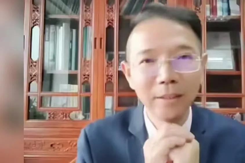 “家人们姗姗来了，早晨好，看到李圣律师发声，他说那几个被告；
注意了！王某晶、王
