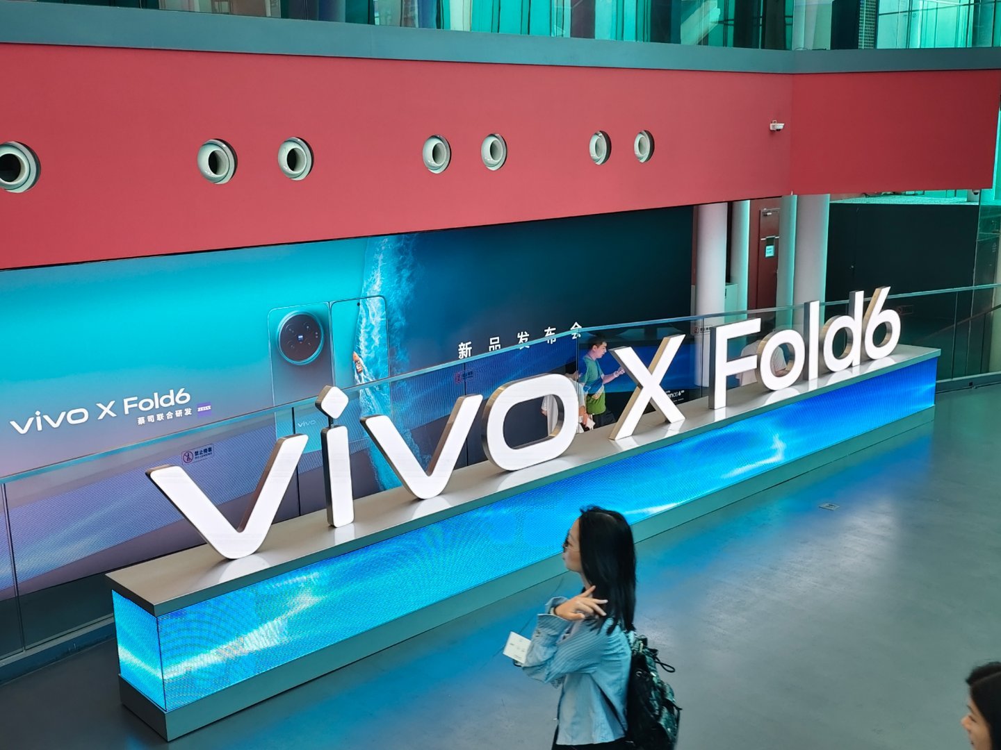 来到了vivo X Fold6发布会现场，想不到这个场地布置的好有感觉，这几款配