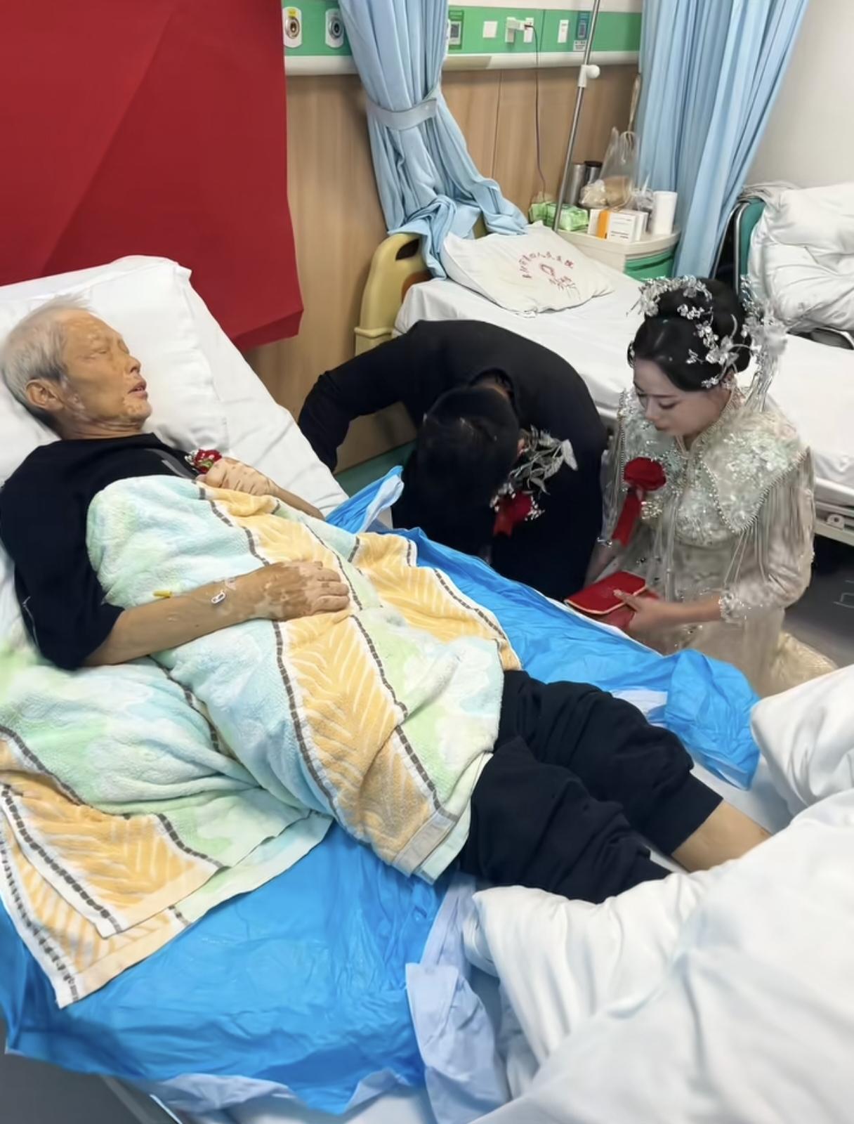 看哭了！老人病重，新人婚期提前，新娘非常懂事，给老人磕头的时候跪的离床近，头没有