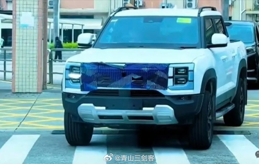 挂方程豹标的比亚迪shark鲨鱼皮卡估计不会叫鲨鱼，大概率是方程豹第三个系列以后