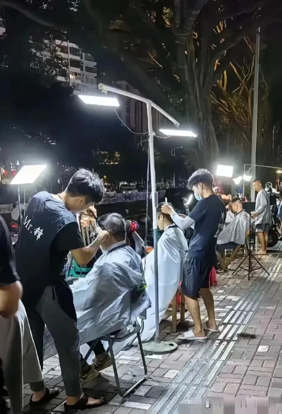 路边的10元理发真香，应该普及起来！
现在的理发店贵的要命，随便剪个头都得几十块
