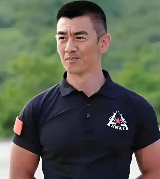 2004年，正处在事业上升期的男演员，突然接到一通尴尬至极的电话。

电话那头哭