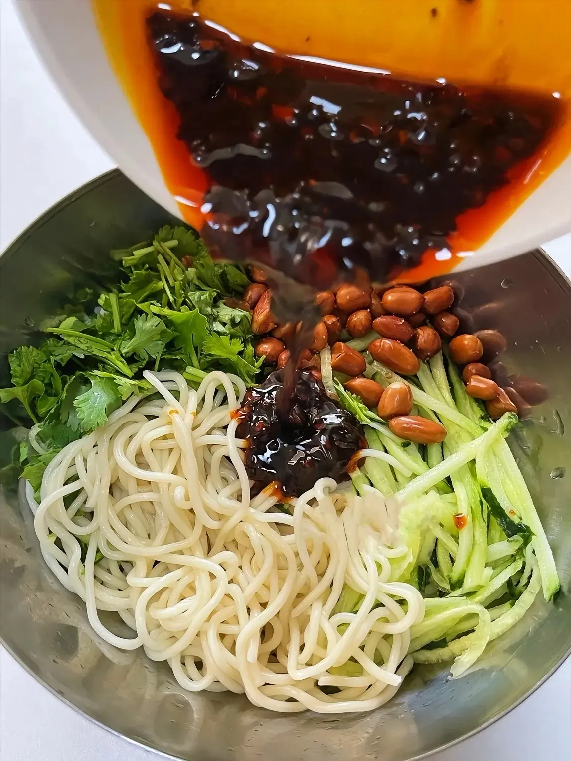 天热就想吃一口酸辣凉拌面❗️太过瘾❗️最近天气开始越来越热啦！ 天热最...