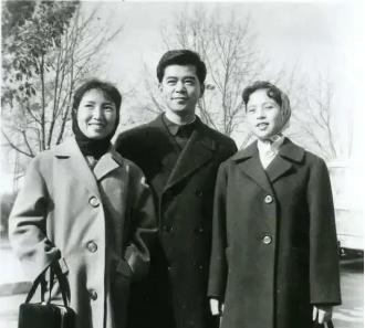 人民艺术家郭颂年轻时是真英俊潇洒啊！这是一张他和两位女同志的合影，照片中郭颂居于